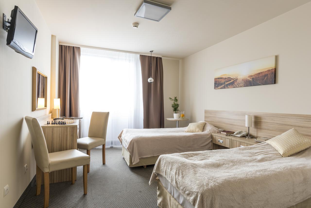 Willa Wiosenna Hotel Ozarow Mazowiecki Eksteriør billede