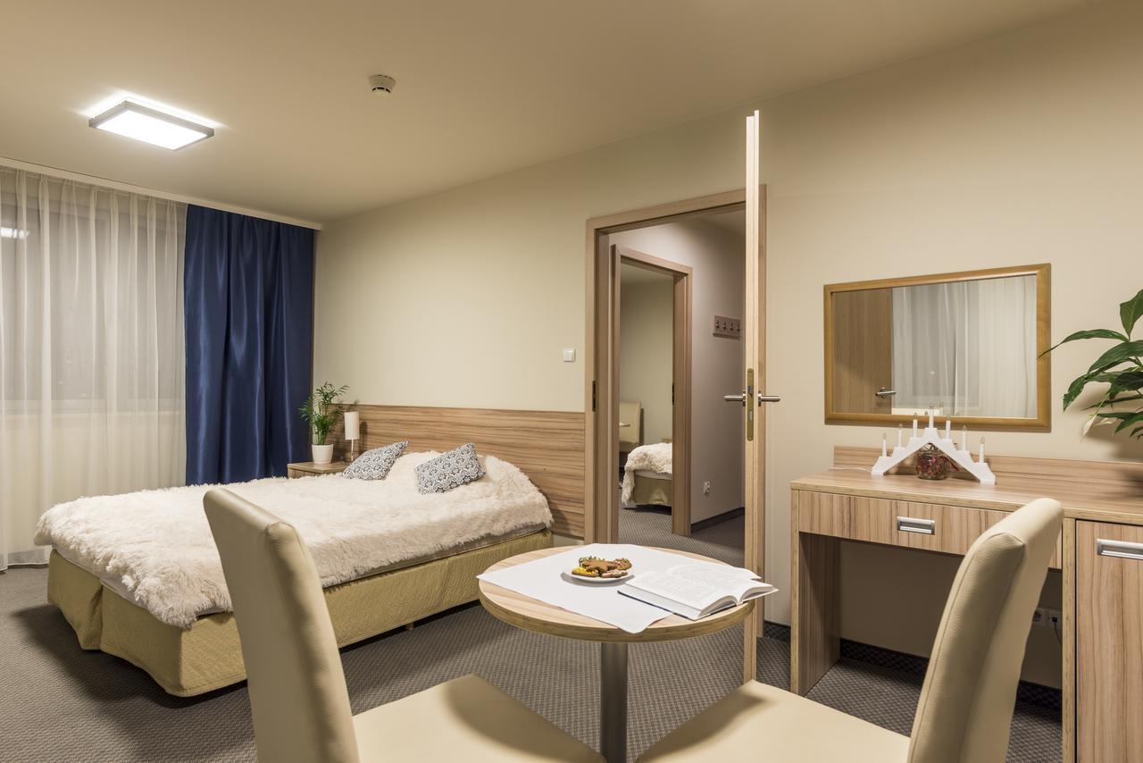 Willa Wiosenna Hotel Ozarow Mazowiecki Eksteriør billede